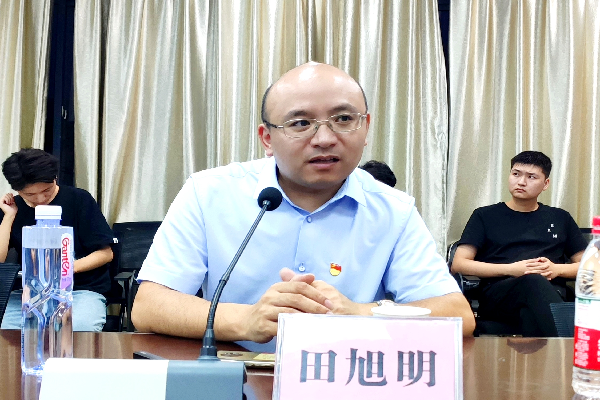 研究生马克思主义中国化专业党支部特邀学院党委委员、副院长田旭明教授上党课